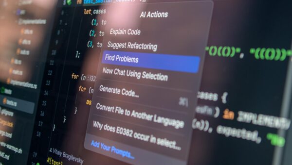 Developer werkt met AI code-assistent op laptop voor softwareontwikkeling