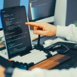 Designer werkt aan design system en stijlgids op laptop voor consistente AI-design output