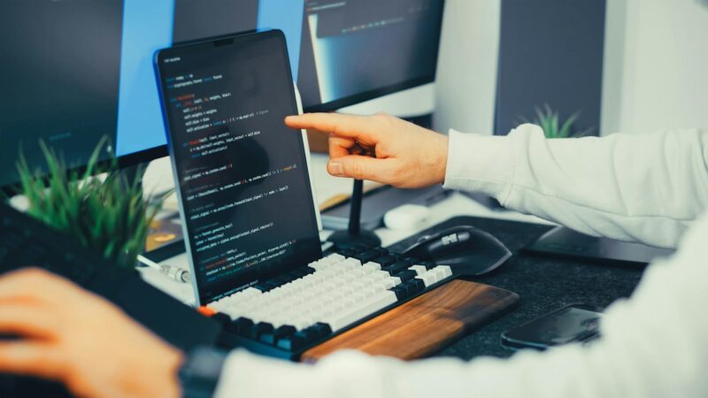 Designer werkt aan design system en stijlgids op laptop voor consistente AI-design output