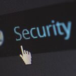 Digitaal slot en code op een scherm, symbool voor Claude AI beveiliging en cybersecurity test