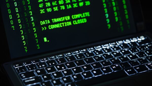 Schermweergave van AI-gegenereerde tekst met verborgen data-patronen, illustratie van Claude steganografie