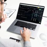 Ondernemer analyseert Google Ads dashboard op laptop met AI-inzichten voor Google Ads AI-updates