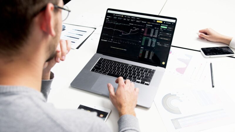 Ondernemer analyseert Google Ads dashboard op laptop met AI-inzichten voor Google Ads AI-updates