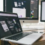 Designer werkt met Figma AI-agent op laptop, Figma Skills workflow op scherm