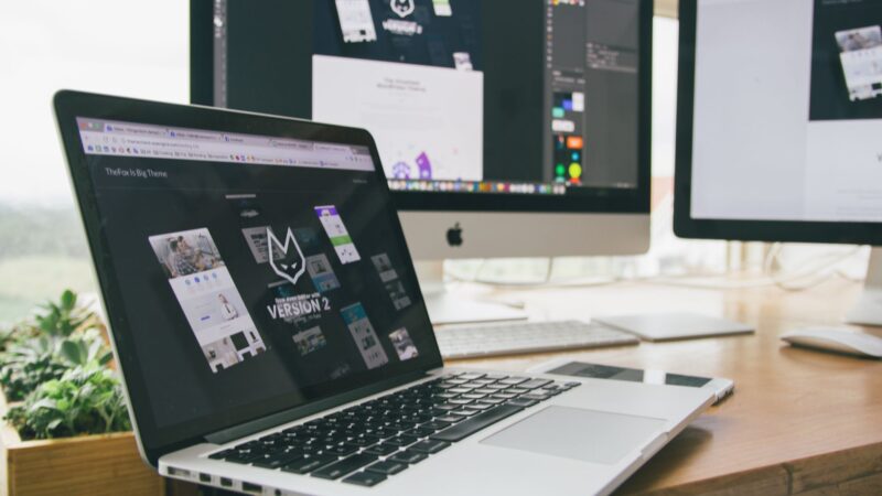 Designer werkt met Figma AI-agent op laptop, Figma Skills workflow op scherm