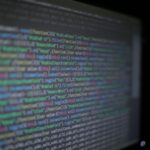 Donker IDE-interface op een scherm met bestandsnavigatie, passend bij een portfolio website bouwen in Next.js