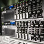 Serverruimte van een AI-lab waar interne Claude AI-modellen draaien