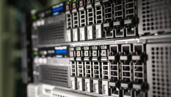 Serverruimte van een AI-lab waar interne Claude AI-modellen draaien