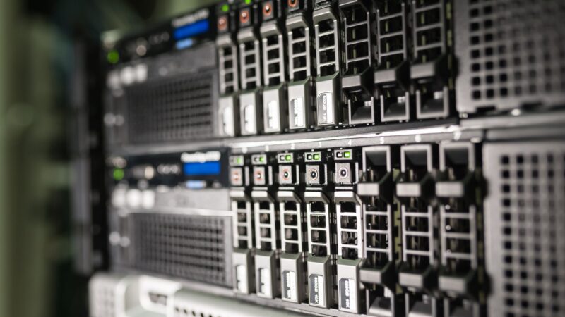 Serverruimte van een AI-lab waar interne Claude AI-modellen draaien
