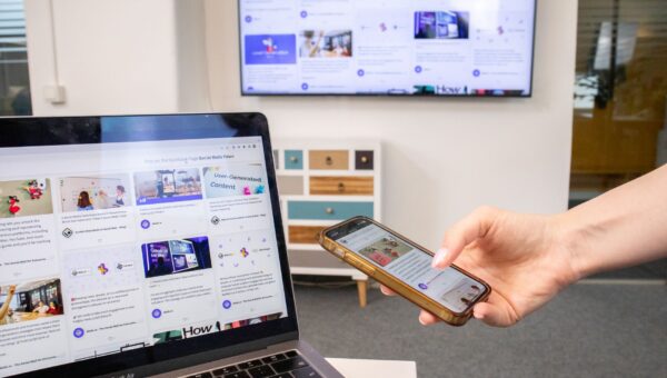 Server dashboard voor digital signage open source platform met meerdere schermen in overzicht