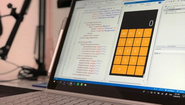 Designer bekijkt Figma componenten op scherm naast code-editor voor design system opzetten