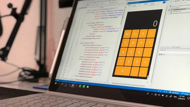 Designer bekijkt Figma componenten op scherm naast code-editor voor design system opzetten