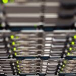 Developer configureert een multi-agent AI workflow op een laptop, zichtbaar zijn meerdere verbonden AI-nodes die samenwerken