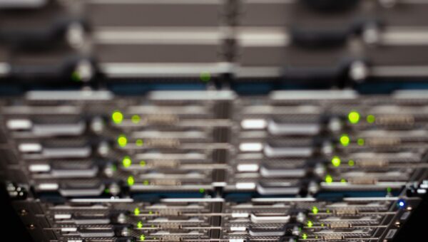 Developer configureert een multi-agent AI workflow op een laptop, zichtbaar zijn meerdere verbonden AI-nodes die samenwerken