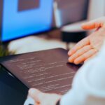 Scherm met AI-gegenereerde videobeschrijving en kwaliteitsanalyse, illustratie van AI videobeschrijvingen evaluatie