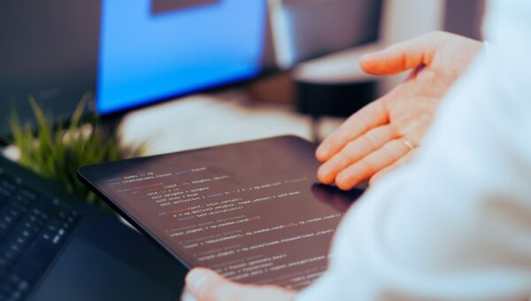 Scherm met AI-gegenereerde videobeschrijving en kwaliteitsanalyse, illustratie van AI videobeschrijvingen evaluatie