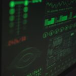 Developer bekijkt AI agent monitoring dashboard met traces en patronen op beeldscherm