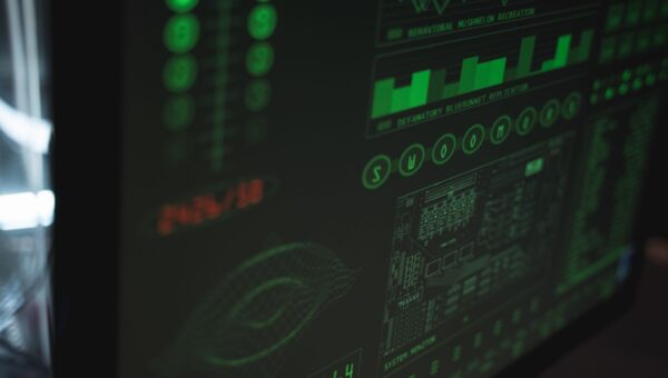 Developer bekijkt AI agent monitoring dashboard met traces en patronen op beeldscherm